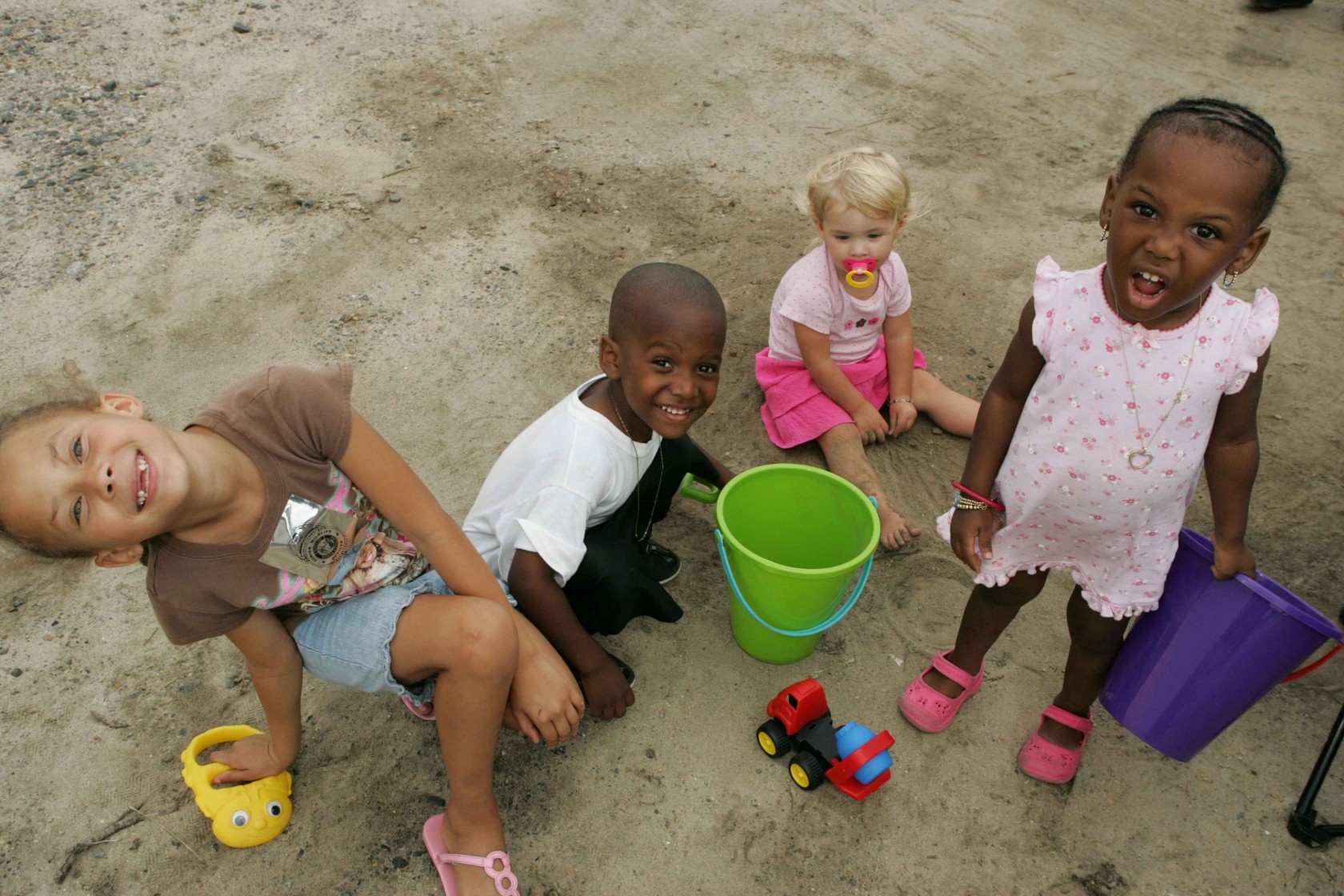 Nice_sweet_children_playing_in_sand.jpg